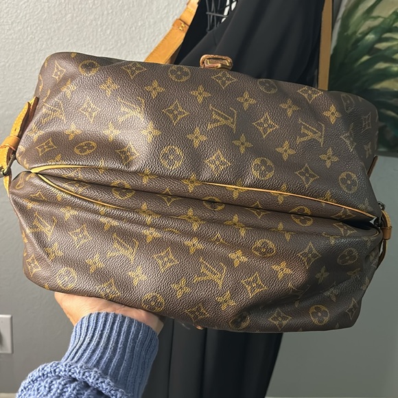 LOUIS VUITTON Saumur 30 Monogram Canvas Bag - Picture 12 of 16